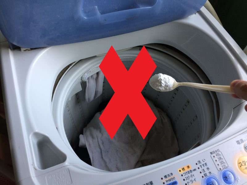 Không trực tiếp đổ bột giặt nước giặt lên quần áo