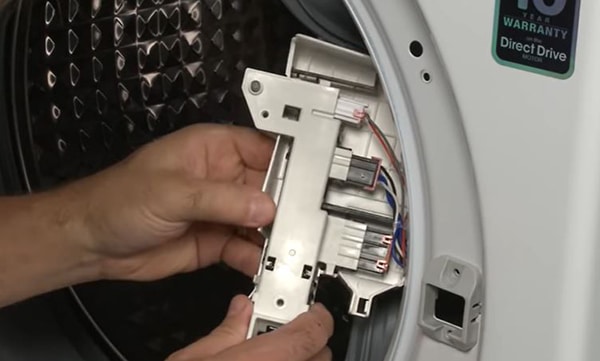 Công tắc cửa máy giặt bị lỗi khiến máy giặt samsung không vắt