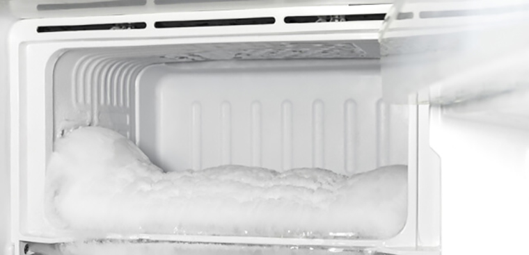 Ngăn đá tủ lạnh bị đóng tuyết